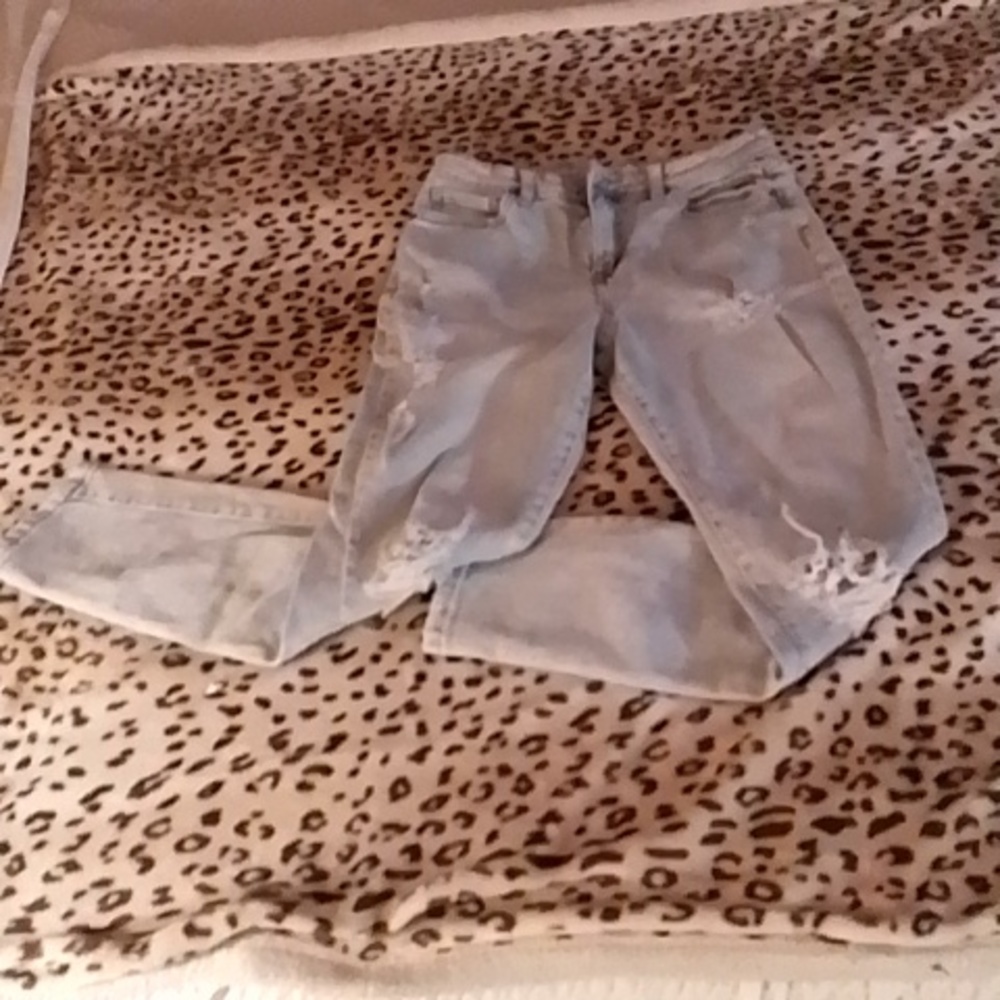 No boundaries distressed jeans